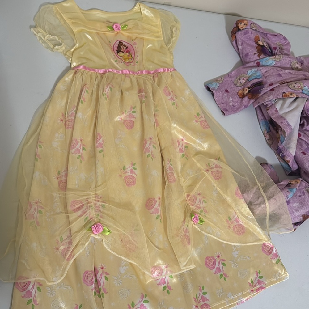 Bundle 2 Girl pijamas and 1 Bella nightgown size 5-6 - Picture 10 of 10